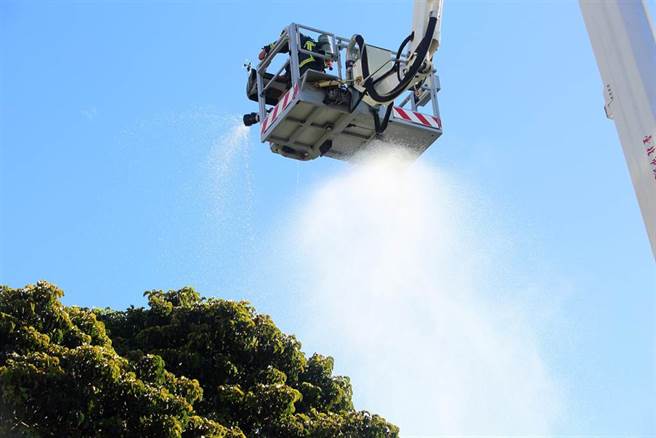 台北市大同区一处5层楼连栋公寓发生火警，警消获报后，已派出多辆消防以及人员到场灌救，25分钟内扑灭火势，现场消防队员升云梯洒水降温，附近住户3人已疏散，初步瞭解燃烧面积约10平方公尺，疑似为工人施工不慎造成，详细原因待警消确认。（张铠乙摄）
