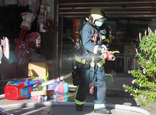 台北市大同区一处5层楼连栋公寓发生火警，警消获报后，已派出多辆消防以及人员到场灌救，25分钟内扑灭火势，现场消防队员收拾水带，附近住户3人已疏散，初步瞭解燃烧面积约10平方公尺，疑似为工人施工不慎造成，详细原因待警消确认。（张铠乙摄）
