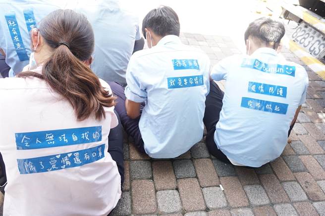 台东县关山工商师生近20人参加「与龙共游踩街」活动。（关山工商提供）