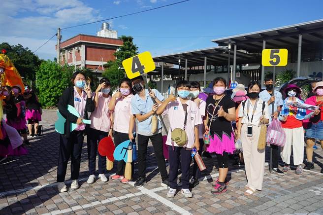 台东县关山工商师生近20人参加「与龙共游踩街」活动。（关山工商提供）