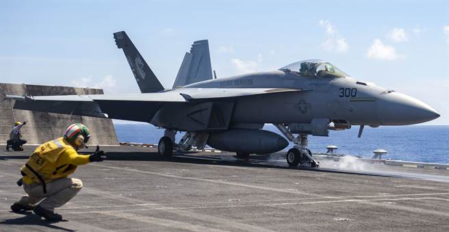 F/A-18E「超级大黄蜂」（Super Hornet）战机2021年9月29日从美国航母「卡尔文森」号（USS Carl Vinson，CVN-70）上起飞的画面。（美国海军）