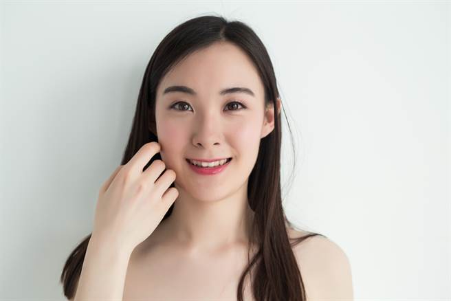 厚唇、嘴唇上下对称、唇角上扬、嘴型小而饱满的人是天生金口，财运比一般人还要旺。（示意图／shutterstock）