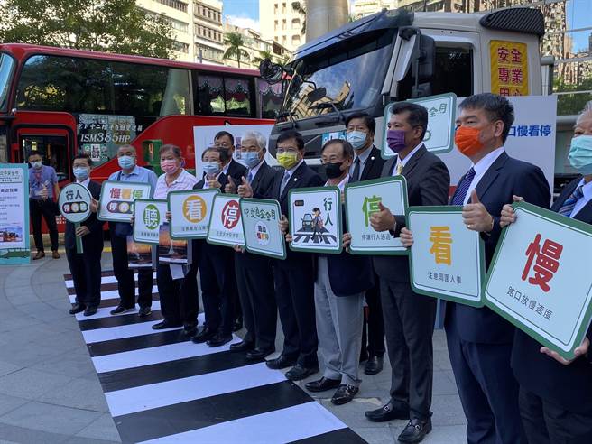 交通部长王国材（中）与9大运输业，一起宣誓加强汽车运输业驾驶人安全意识。（陈佑诚摄）