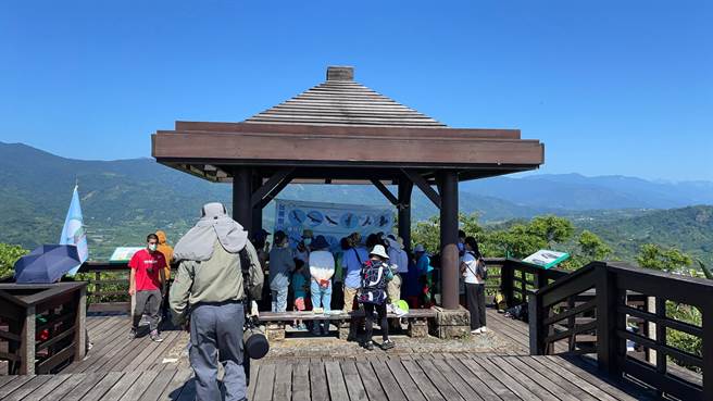 台东县野鸟学会在四格山举办赏鹰活动。（许宸提供）