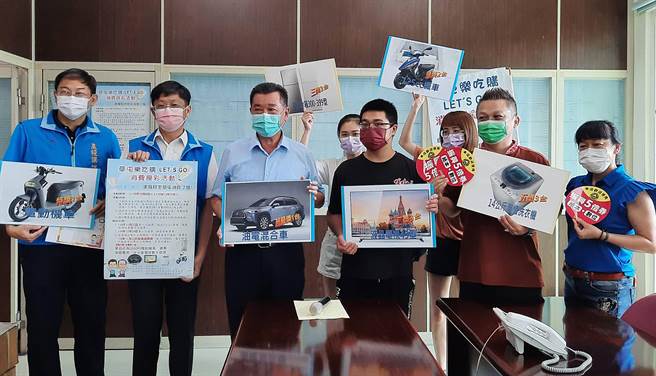 草屯鎮6日公布振興五倍券摸彩獎項，最大獎是油電汽車1台，其他還有電動機車、家電等大獎。（草屯鎮公所提供／黃國峰南投傳真）