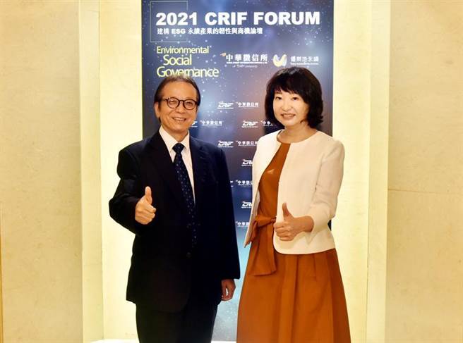 CRIF中华徵信所总经理郭晓薇（右）与优乐地永续董事长朱竹元。图／业者提供
