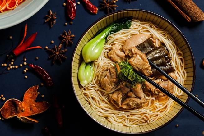 「剥皮辣椒鸡汤麵礼盒」。（台北晶华酒店提供）