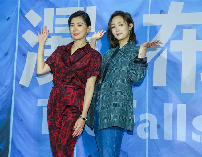 賈靜雯（左）和王淨在《瀑布》飾演關係緊張的母女。（粘耿豪攝）