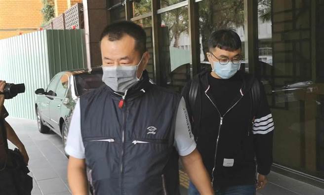 男子郑启龙（左）与曾士晟（右）、曾士峰兄弟共谋对林荣基泼漆。（本报资料照片）