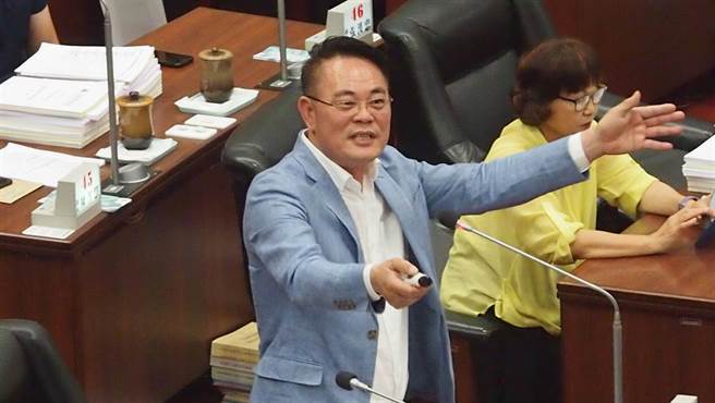 高雄市議會民進黨團總召韓賜村去年5月闖紅燈撞死無辜騎士，但仕途不受影響，10月獲得民進黨強力慰留，續任總召。(圖／資料照、曹明正攝)