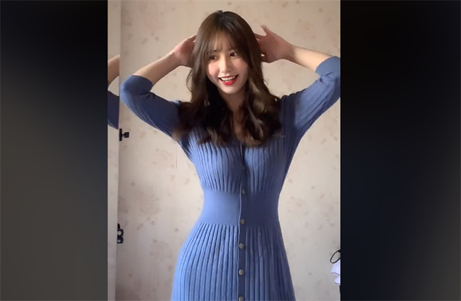 大陆网红一栗小莎子因为身穿蓝色战袍跳舞爆红。(取自一栗小莎子抖音)