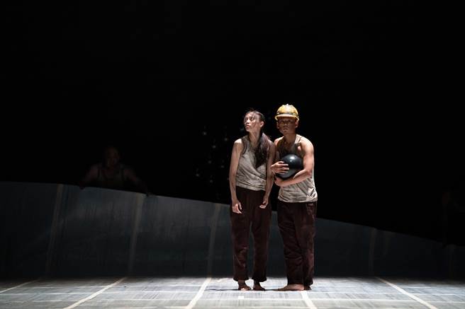 河床剧团推出全新作品《被遗忘的》，谈论台湾矿工故事。（国家两厅院提供）