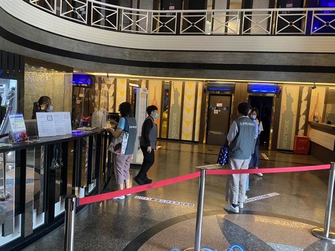 台南市截至今天已核准26家KTV、255家电子游戏场復业，市府相关单位前往稽查。(台南市经发局提供／曹婷婷台南传真)