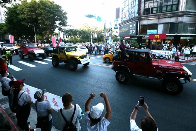 特殊娱乐业从业人员职业工会6日在北市林森北路举办集会游行，参加的民眾身着白色上衣诉求行业不分贵贱，八大开放不应独漏酒店、舞厅，要求尽速解封。（郭吉铨摄）