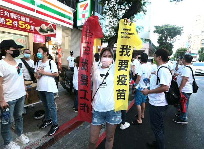 特殊娱乐业从业人员职业工会6日在北市林森北路举办集会游行，参加的民眾身着白色上衣诉求行业不分贵贱，八大开放不应独漏酒店、舞厅，要求尽速解封。（郭吉铨摄）