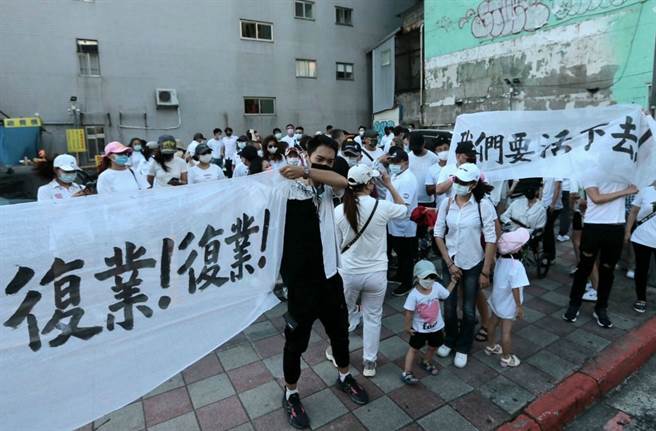 特殊娱乐业从业人员职业工会6日在北市林森北路举办集会游行，参加的民眾身着白色上衣诉求行业不分贵贱，八大开放不应独漏酒店、舞厅，要求尽速解封。（郭吉铨摄）