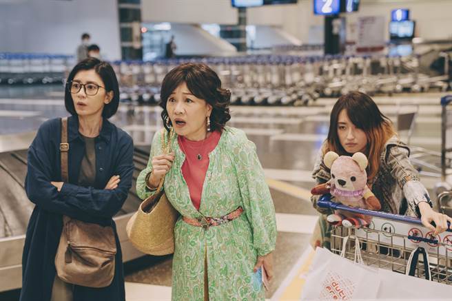 贾静雯（左起）、比莉、柯佳嬿主演《妈，别闹了！》生动刻画亲子关系与人生各种荒唐。（Netflix提供）