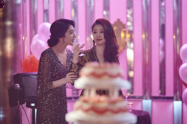 林心如（左）、杨谨华主演的《华灯初上》登上国际平台。（Netflix提供）