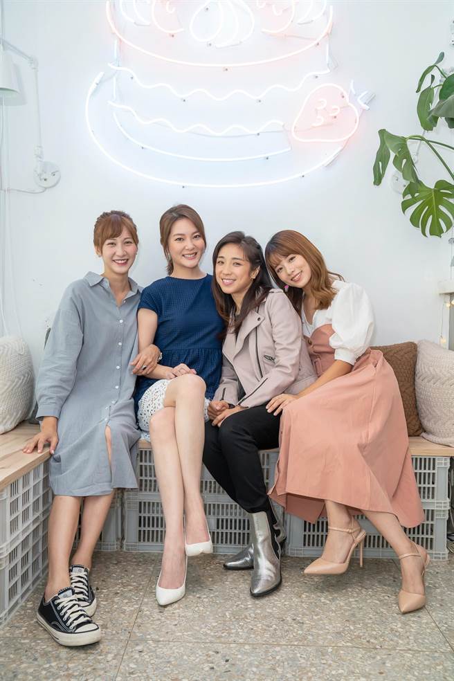 梁舒涵（右二）重磅回归，闺密郑亚（左起）、杨雅筑、王上菲热闹欢迎。（TVBS提供）