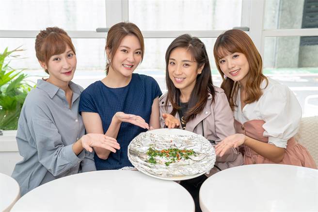 梁舒涵（右二）重磅回归，闺密郑亚（左起）、杨雅筑、王上菲带「蒸煮鱼」热闹欢迎。（TVBS提供）