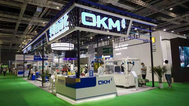 1至8月大陆国内工业机器人产量年增长63.9％。图为第27届上海国际加工包装展机器人与自动化展区。(新华社)