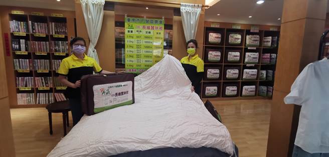 台南市下营区农会以手工拉制的蚕丝被，是热销商品。（刘秀芬摄）