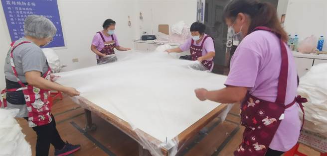 台南市下营区农会以手工拉制的蚕丝被，是热销商品。（刘秀芬摄）