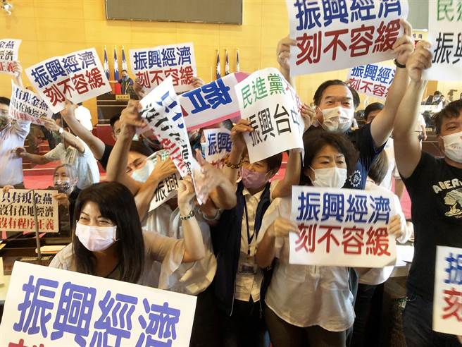 台中市议会蓝、绿两阵营于议事堂展开叫阵推挤，兵荒马乱中议长张清照宣布追加减预算完成二、三读。（陈世宗摄）