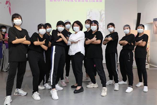 嘉義市長黃敏惠到場力挺眾女孩，鼓勵大家勇敢追夢、快樂做自己。（呂妍庭攝）