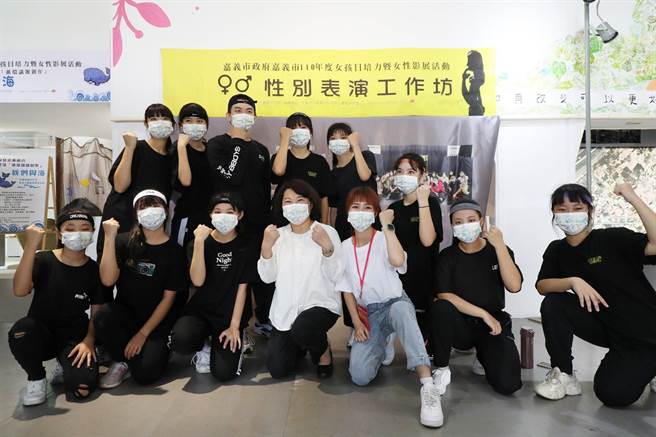 嘉義市長黃敏惠到場力挺眾女孩，鼓勵大家勇敢追夢、快樂做自己。（呂妍庭攝）