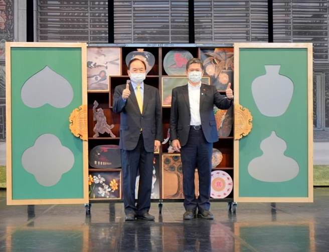 全联董事长林敏雄（左）、文化部长李永得（右）一起出席巧艺馆开幕活动。（全联提供）