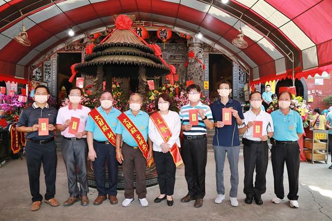 嘉義市文財殿6日利用財尊神聖誕祝壽典禮，頒發弱勢教育基金、營養午餐、課輔費給多所學校代表，自92學年度起至110學年度止，已有1萬1021名學童受惠，捐助金額達6037萬餘元。（嘉義市政府提供／呂妍庭嘉義傳真）