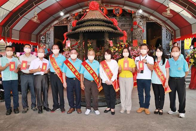 嘉義市文財殿6日利用財尊神聖誕祝壽典禮，頒發弱勢教育基金、營養午餐、課輔費給多所學校代表，自92學年度起至110學年度止，已有1萬1021名學童受惠，捐助金額達6037萬餘元。（嘉義市政府提供／呂妍庭嘉義傳真）