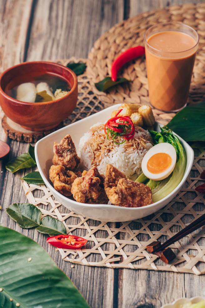 Global Mall板橋車站店將於今（7日）到9日推出「這味泰泰」椒麻炸雞飯套餐買1送1優惠。（Global Mall提供）