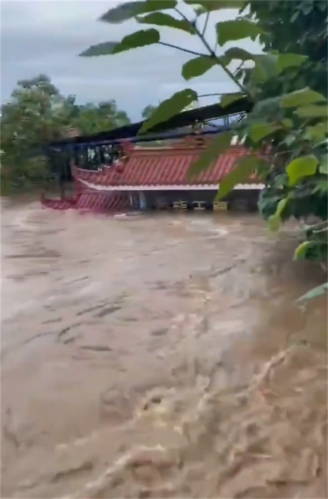 四川南充上演現實版大水沖龍王廟，水面已經到了匾額的位置。（和訊新聞）