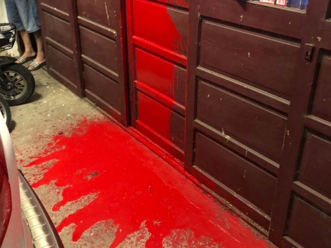 恶房客积欠房租攻击房东还放狗咬人房屋出租处今再遭人泼红漆。(翻摄照片／吕筱蝉桃园传真)