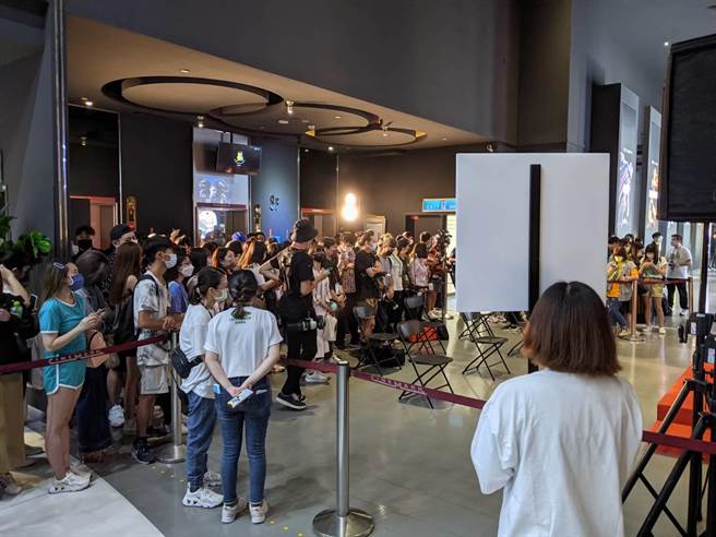 电影《鱷鱼》高雄首映会，民眾争睹偶像聚集现场。（曹明正摄）