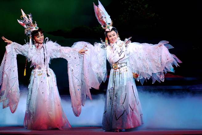 睽違15年，明華園總團將重現韓湘子成仙的故事《韓湘子》。左為當家小旦鄭雅升，右為當家小生孫翠鳳。（國家兩廳院提供）