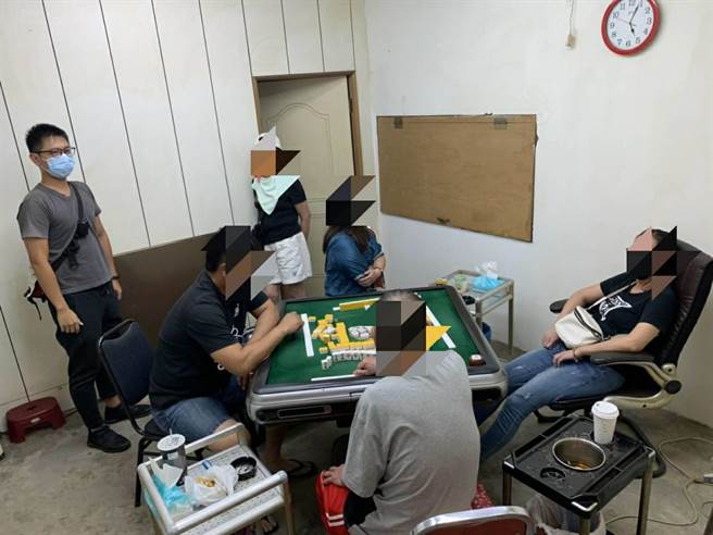 桃警破麻將職業賭場，逮17人、扣賭資39萬。（翻攝照片／蔡依珍桃園傳真）