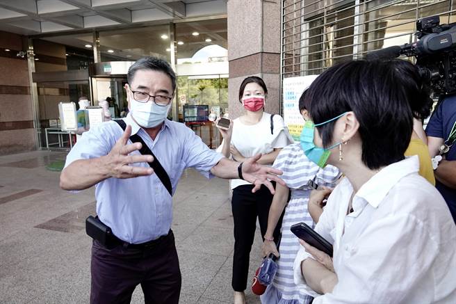 民进党全代会中常委陈茂松6日针对秘书长林锡耀指称「总统希望六都由自己负责徵召提名」乙事，表示如果总统有这么说，就要公开出来说，不是由秘书长传话，陈茂松强调，林锡耀多次要求息事寧人，他认为提名还是要回到民进党提名基本条例。（陈信翰摄）