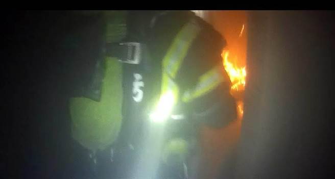 桃園區愛一街一處民宅火警，1對男女受困陽台，警消引導逃死劫。（翻攝照片／蔡依珍桃園傳真）