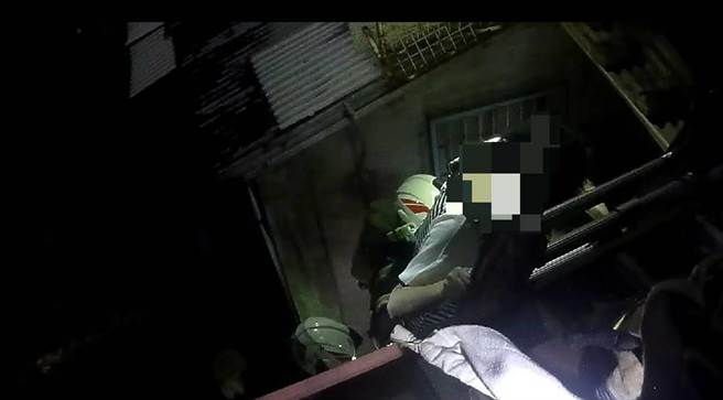 桃園區愛一街一處民宅火警，1對男女受困陽台，警消引導逃死劫。（翻攝照片／蔡依珍桃園傳真）