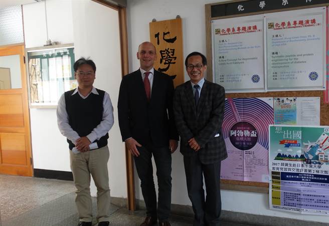 2021年诺贝尔化学奖得主、德国马克普朗克研究所学者利斯特（Benjamin List），曾于2017年至台湾师范大学化学系访问，为学生演讲及与老师讨论学术合作。(台师大提供/李侑珊台北传真)