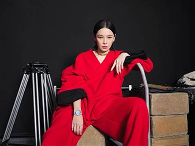 徐若瑄以帅气的Balenciaga红色裤装呈现大女人感，并搭配Audemars Piguet皇家橡树系列18K白金34mm霜金表款。（VOGUE杂志提供）