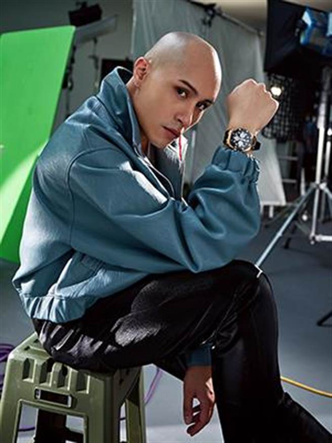 黄宣着Plateau Studio莫蓝色皮夹克与皮裤，搭配Audemars Piguet皇家橡树离岸型自动上炼计时码表，呈现工业未来感。（VOGUE杂志提供）