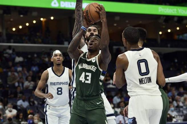 公鹿球员Thanasis Antetokounmpo(中)衝入灰熊阵中投篮。（美联社）