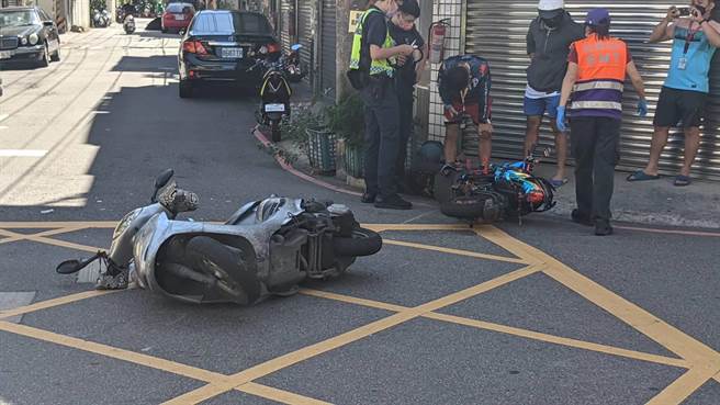 机车与电动自行车路口不礼让，撞成一团。（翻摄照片／蔡依珍桃园传真）