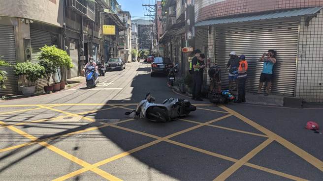 机车与电动自行车路口不礼让，撞成一团。（翻摄照片／蔡依珍桃园传真）