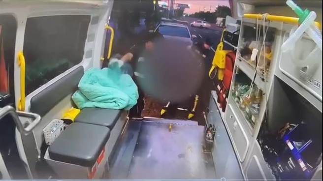 嘉县消防局获报后派救护人员赶抵现场将老翁送医，急救后仍宣告不治。（翻摄照片／张亦惠嘉县传真）