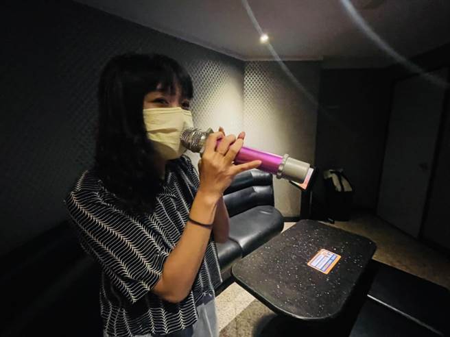 疫情三級警戒後，北市6日晚間首度開放KTV，年輕妹子開心飆唱。（張穎齊攝）